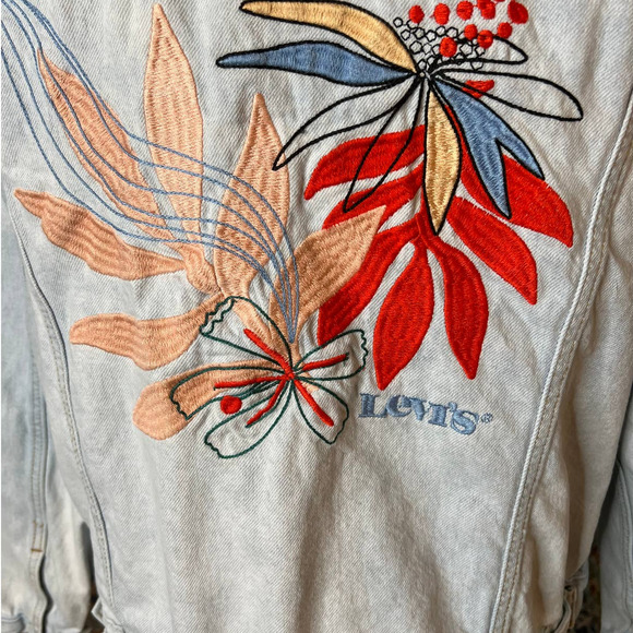 Levi's Jacket in Light Wash with Floral Embroidered Graphic on the Back Size XL - Picture 4 of 8